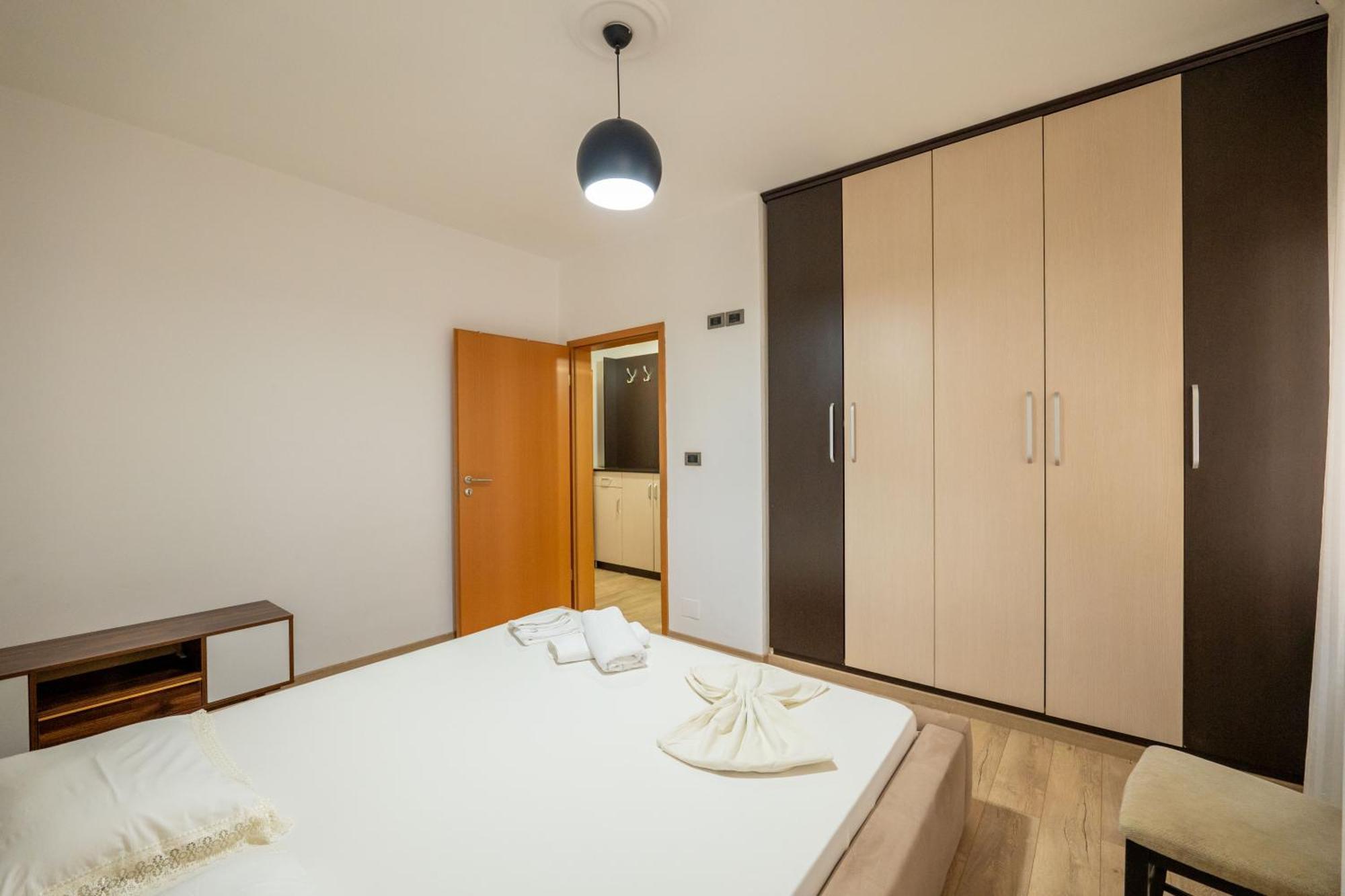 Tirent - Spacious 2-bedroom Near Liqeni I Thate