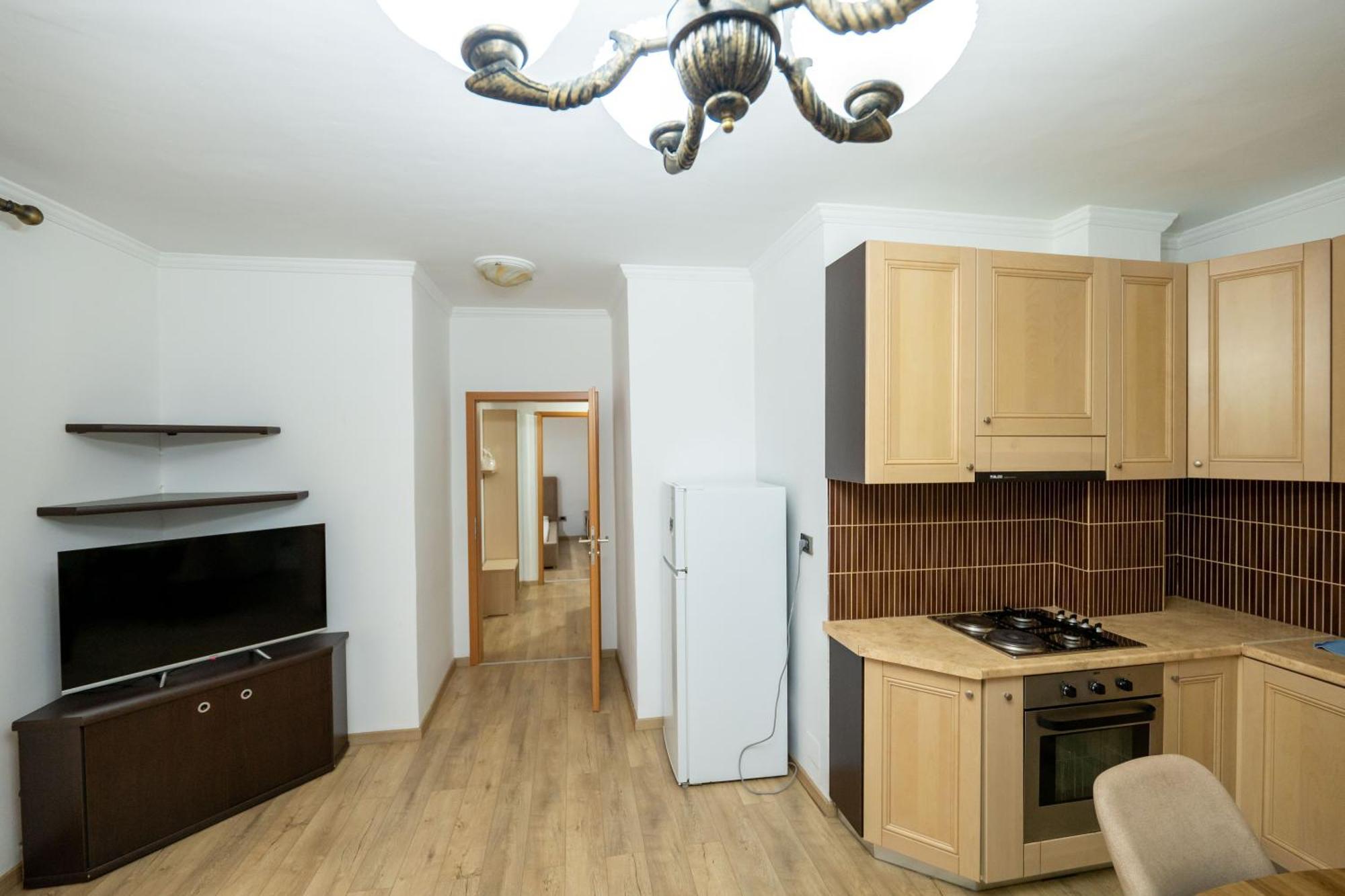 Tirent - Spacious 2-bedroom Near Liqeni I Thate Apartment