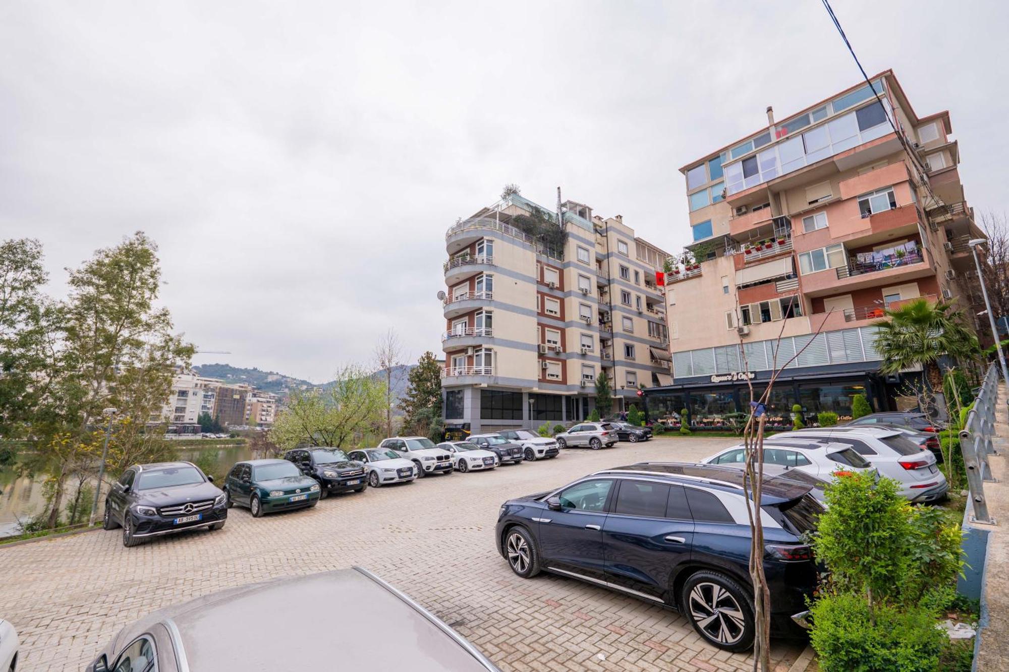 Apartment Tirent - Spacious 2-bedroom Near Liqeni I Thate