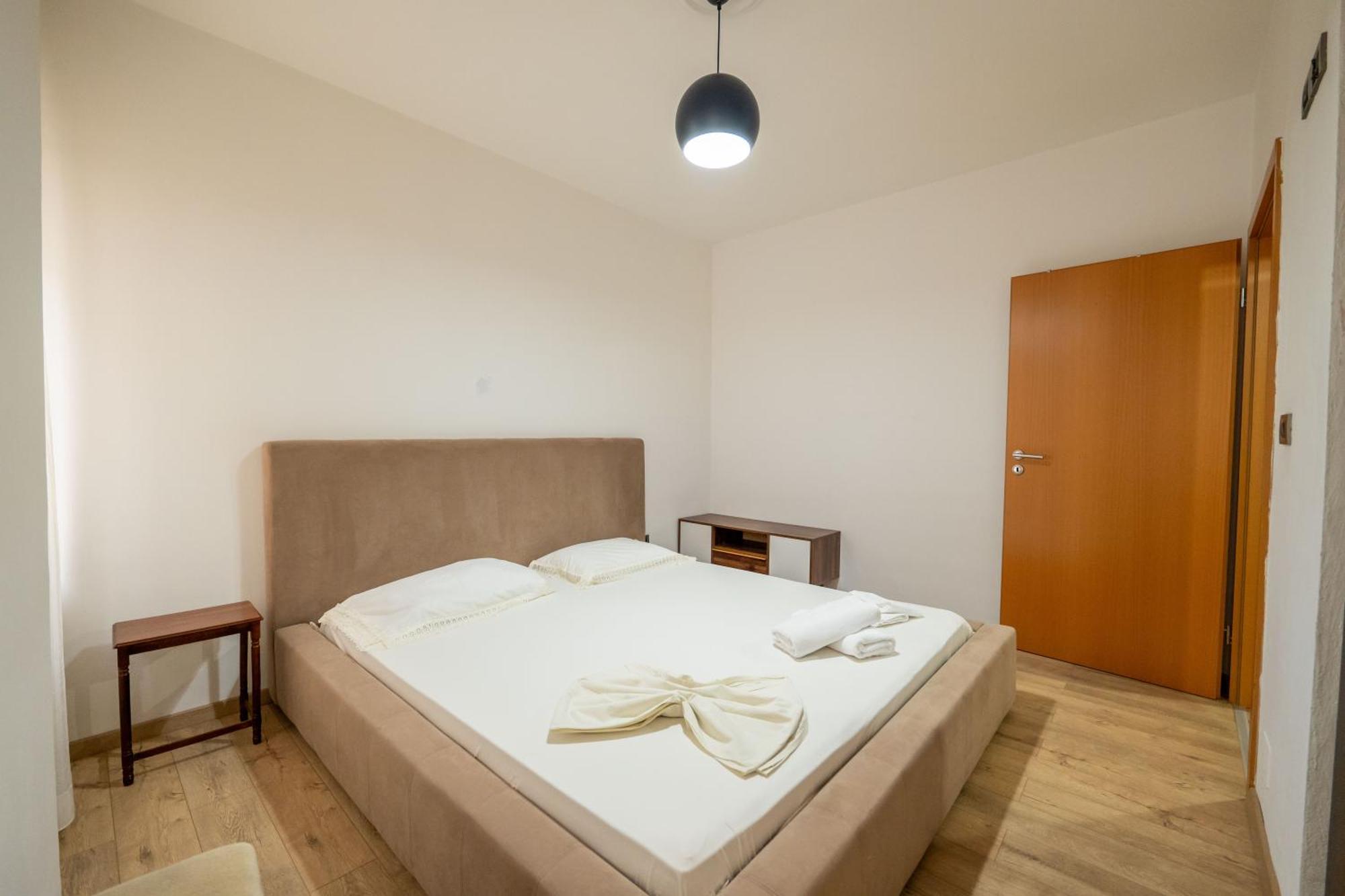 Tirent - Spacious 2-bedroom Near Liqeni I Thate *