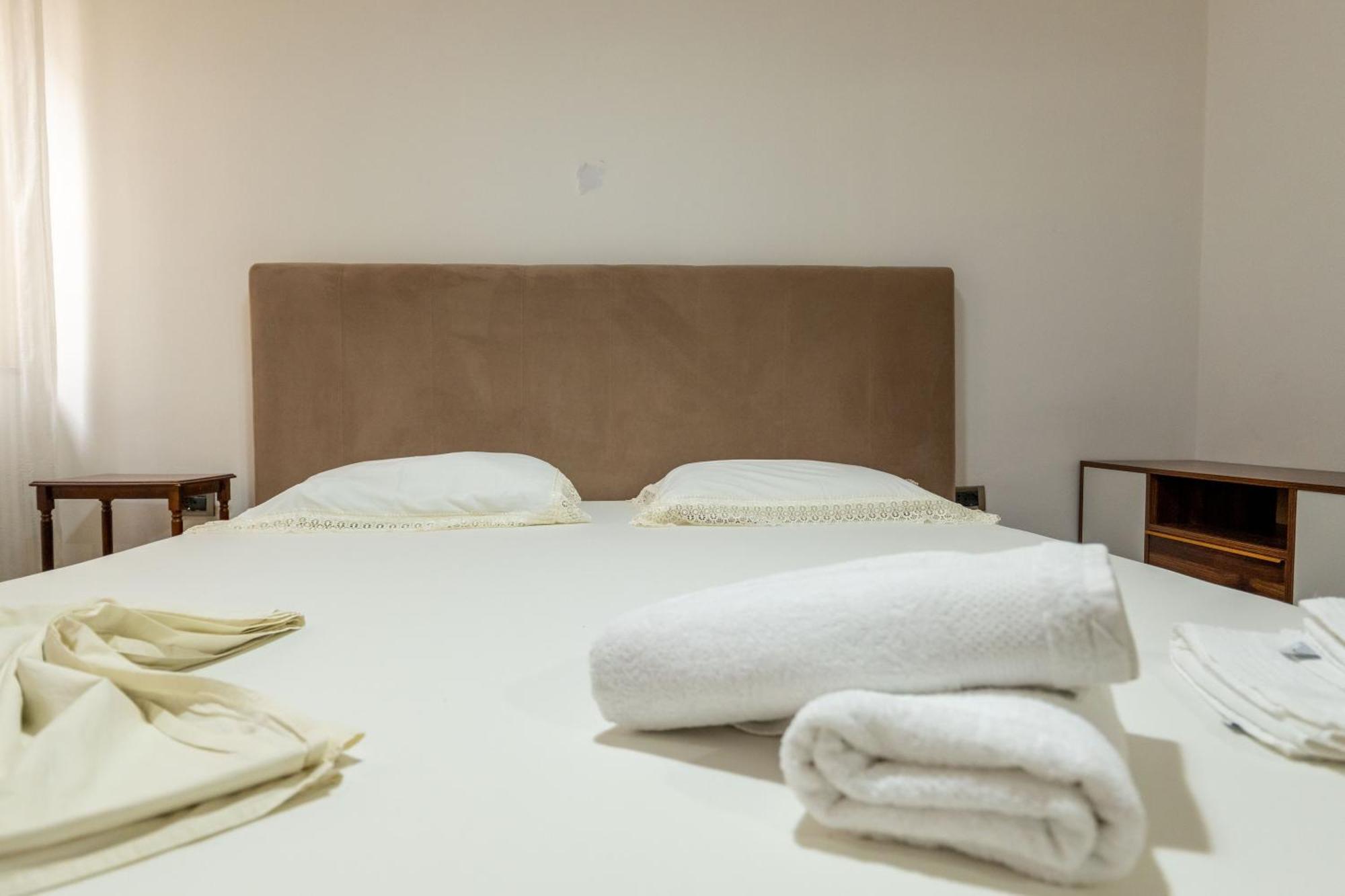 Tirent - Spacious 2-bedroom Near Liqeni I Thate Apartment