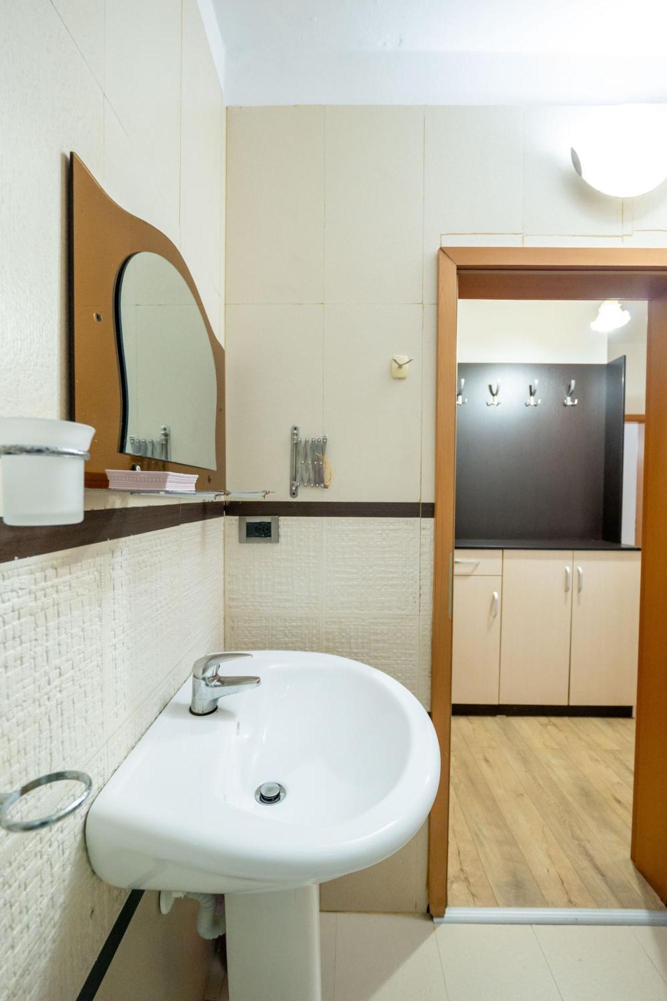 Apartment Tirent - Spacious 2-bedroom Near Liqeni I Thate