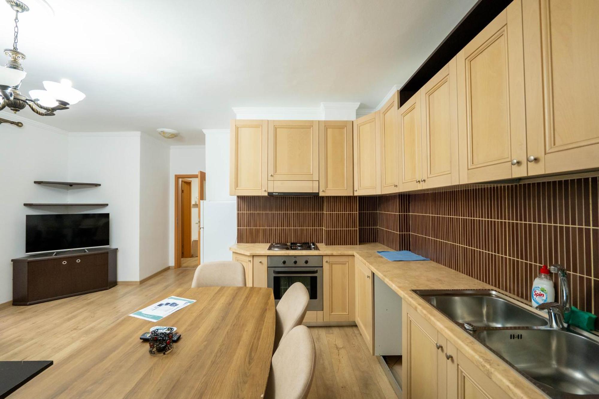 Tirent - Spacious 2-bedroom Near Liqeni I Thate Tirana