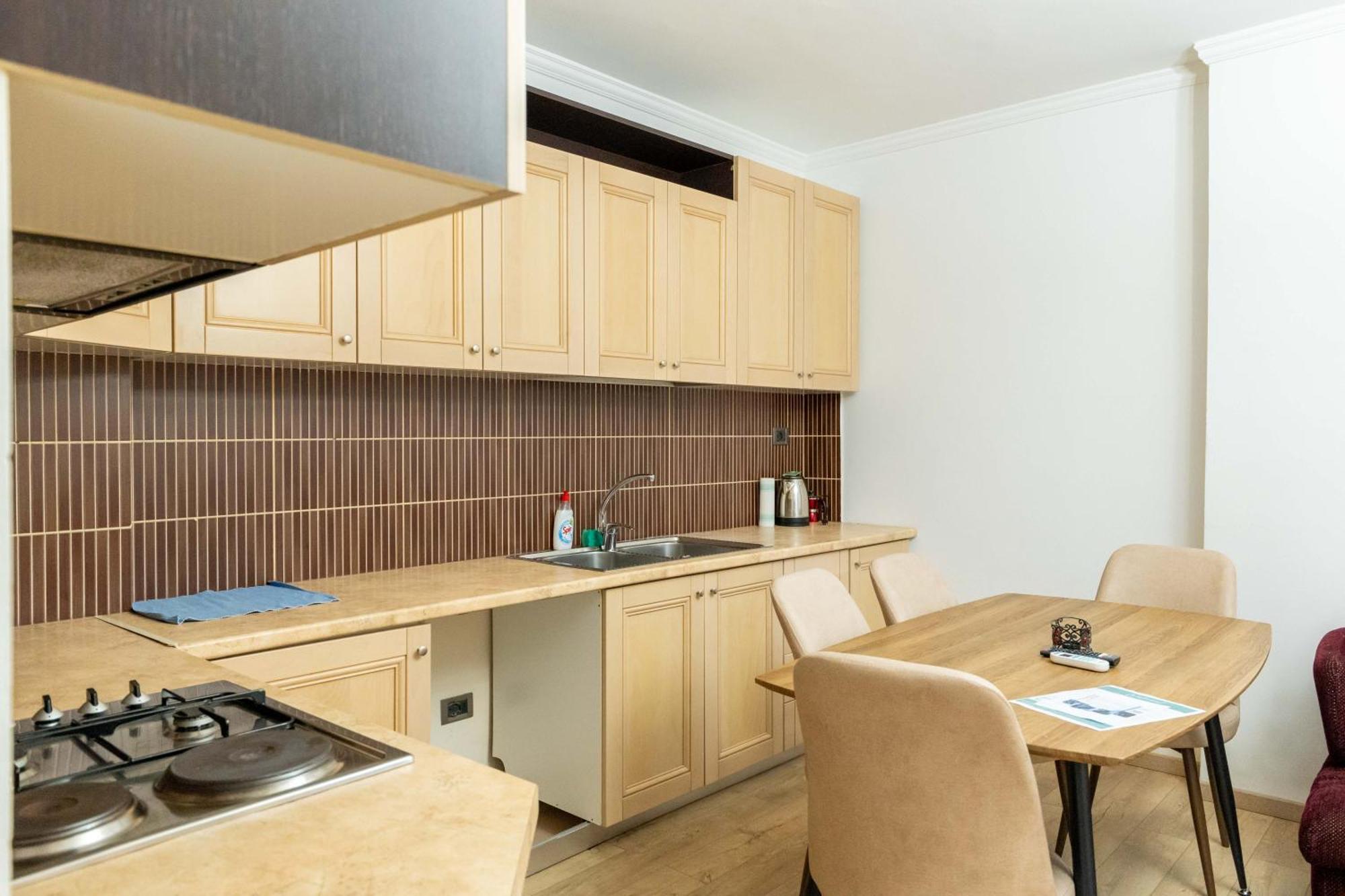 Tirent - Spacious 2-bedroom Near Liqeni I Thate Apartment