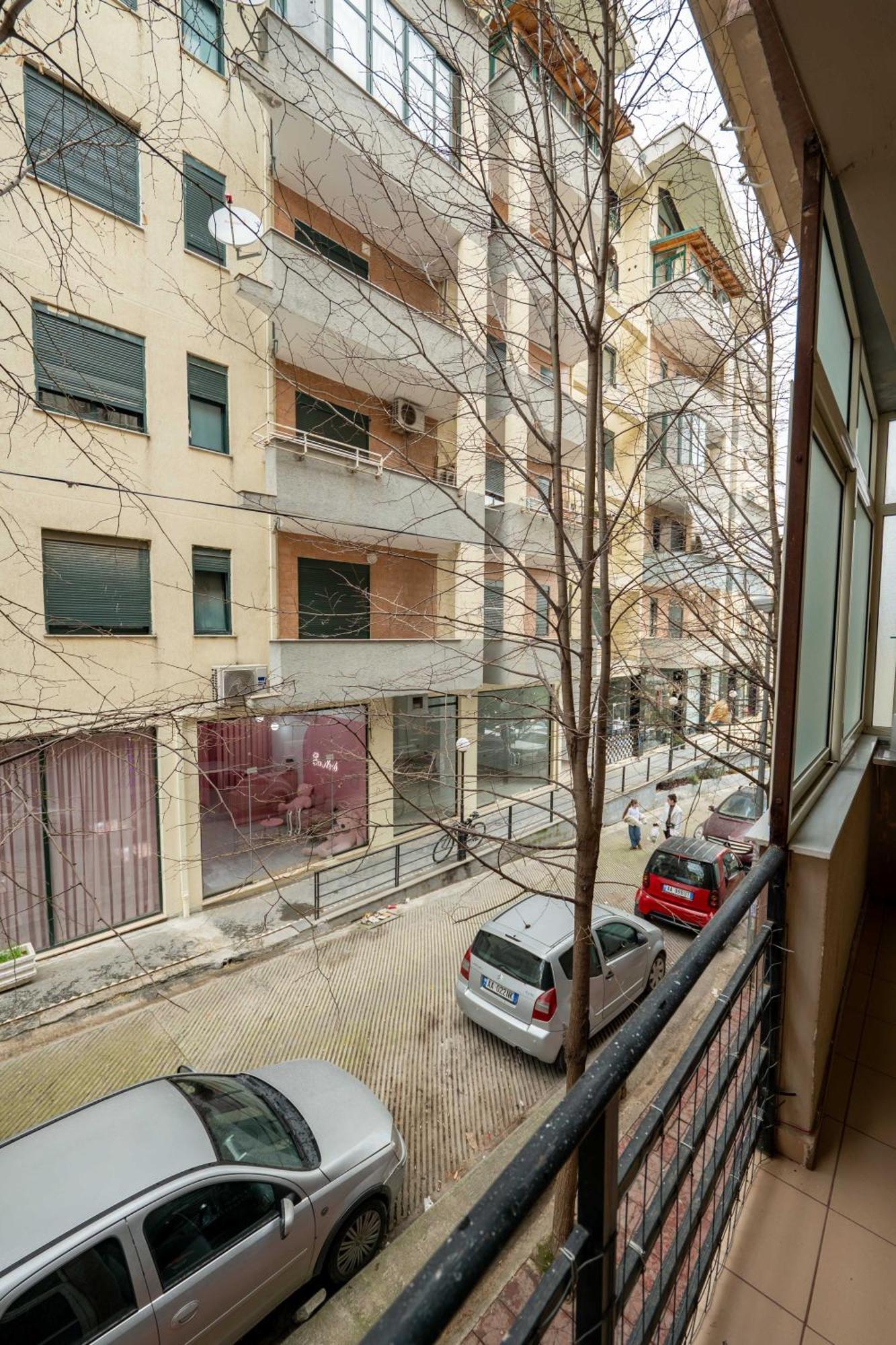 Apartment Tirent - Spacious 2-bedroom Near Liqeni I Thate Tirana